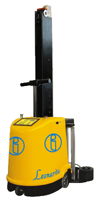 Robot pallet wrapper with fixed mast